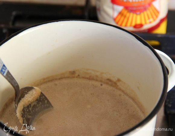 Манную крупу ТМ «Националь» всыпаем тонкой струйкой, постоянно помешивая при этом. Варим кашу около пяти минут. Она должна получиться густой. Затем снимаем с огня и накрываем крышкой.
