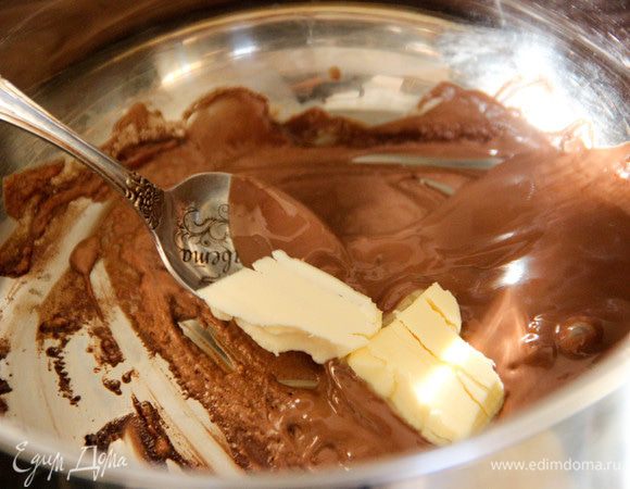Для шоколадного соуса растапливаем шоколад, добавляем сливочное масло, хорошо перемешиваем. 