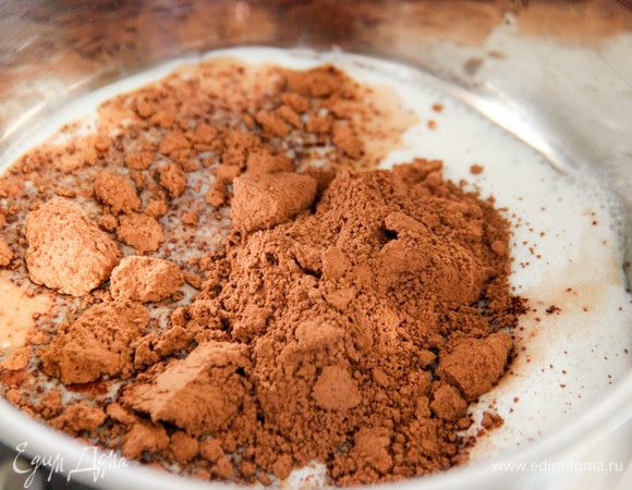 В турке вскипятим 30 мл молока, добавляем туда какао и сахар. Варим 2 минуты. Смешиваем обе шоколадные массы до однородности. Остужаем соус.