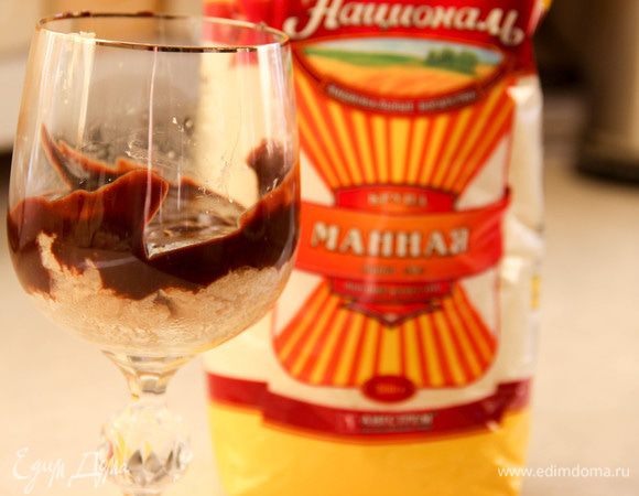 Раскладываем десерт по креманкам слоями (начинать с манного). Их количество может варьироваться. 