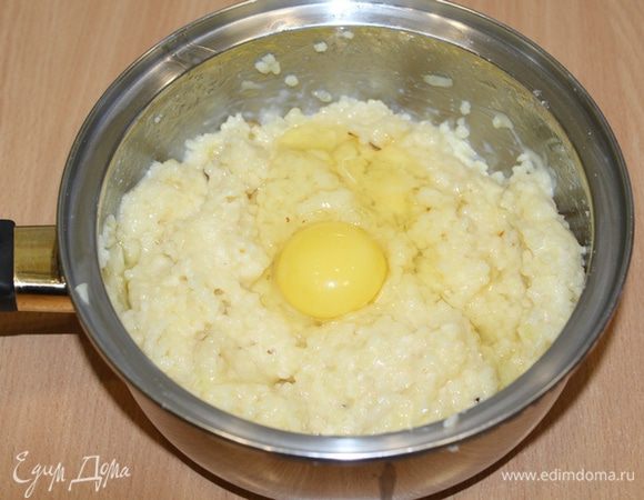 Добавить яйцо, посолить по вкусу, добавить щепотку мускатного ореха, еще раз перемешать.