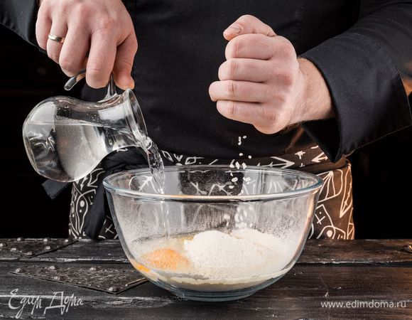 Добавить к муке 2 яйца и ½ ч. л. соли. Понемногу вливая очень холодную воду (примерно ½ стакана), вымесить тесто, оно должно получиться достаточно крутым.