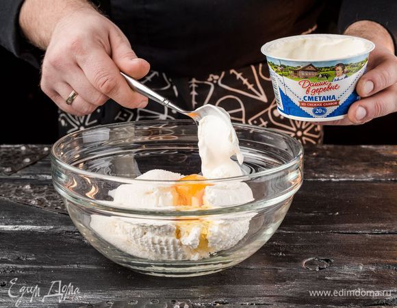 Приготовить начинку, соединив творог и сметану «Домик в деревне», яйцо, сахар и щепотку соли. Все тщательно растереть в однородную эластичную пасту.