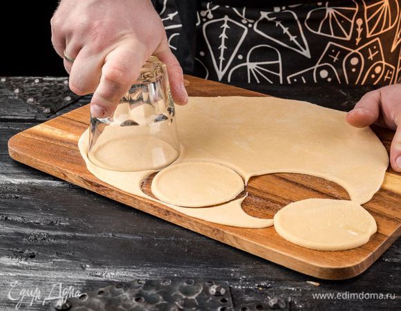 Раскатать тесто в пласт толщиной 1 — 2 мм, стаканом или чашкой вырезать небольшие кружки.
