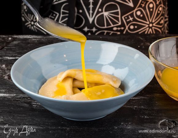 Отварить вареники в большом количестве подсоленной воды до готовности в течение 10 — 15 минут. Как только вареники всплывут, самое время их вынимать. Растопить сливочное масло «Домик в деревне» и полить вареники.
