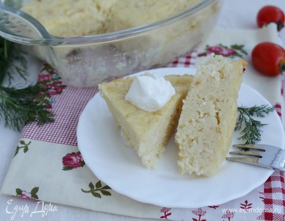 Готовую запеканку нарезать на порционные кусочки, подать на стол.