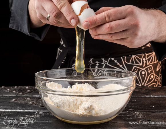 Творог «Домик в деревне» смешать с маслом, солью, разрыхлителем, мукой и белком.