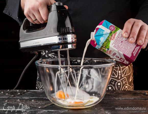 Замесить мягкое тесто и положить в холодильник на 30 — 40 минут. Яйцо с желтком взбить со сливками «Домик в деревне». Добавить специи.
