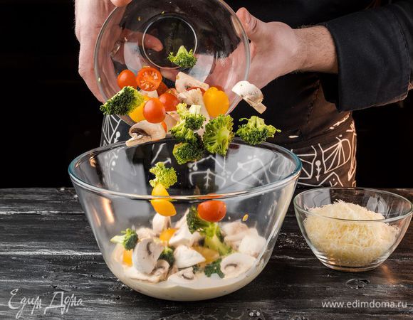 Добавить тертый сыр, брокколи, грибы и помидоры. Перемешать.