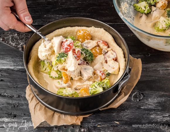 Выложить начинку и выпекать при температуре 180°С 45 — 50 минут.