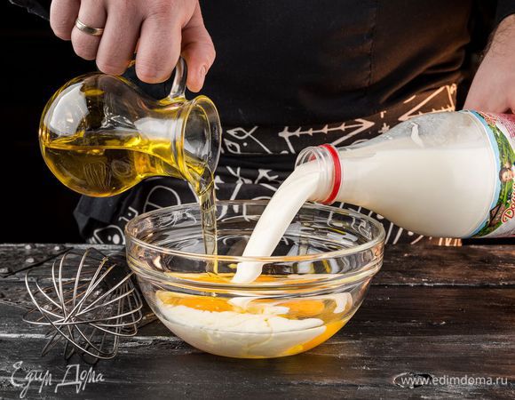 Яйца взбить со щепоткой соли. Добавить растительное масло и молоко «Домик в деревне». Все смешать.