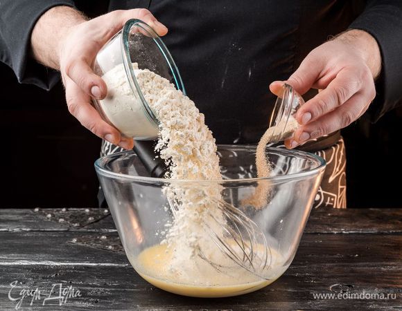 Муку и дрожжи высыпать в получившуюся массу.
