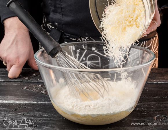 Добавить натертый на мелкой терке сыр.