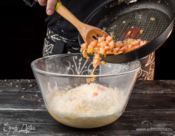 Добавить обжаренную рыбу с луком, все тщательно перемешать и оставить на 40 минут в теплом месте.