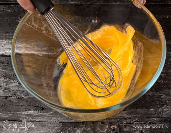 Взбиваем яйца. 