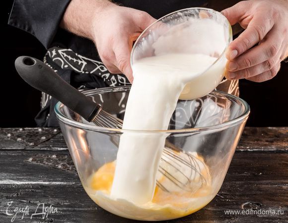 В кефир «Домик в деревне» добавляем соду, немного теплого молока и перемешиваем. Полученную смесь соединяем с яйцами. Добавляем сахар и соль. Все взбиваем.