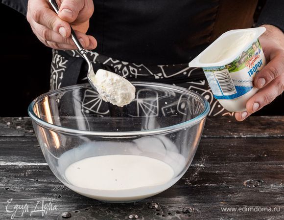 Взбиваем сливки и творог «Домик в деревне» с сахаром.