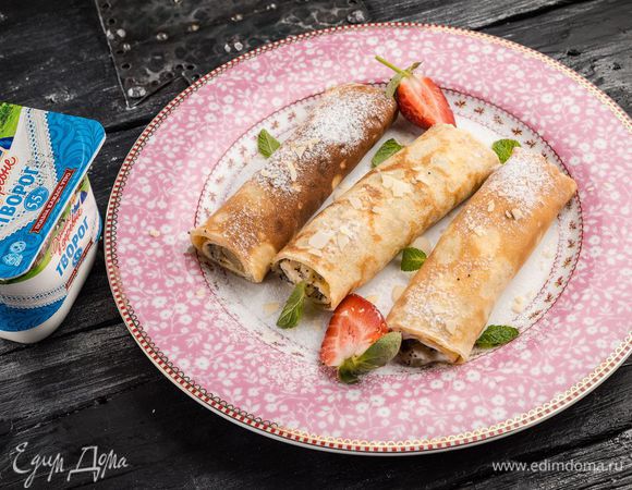 Полученной массой намазываем блинчики, а сверху выкладываем яблочно-маковую начинку. Сворачиваем в рулеты. 
Вкусное угощение на Масленицу готово! Празднуем всей семьей!