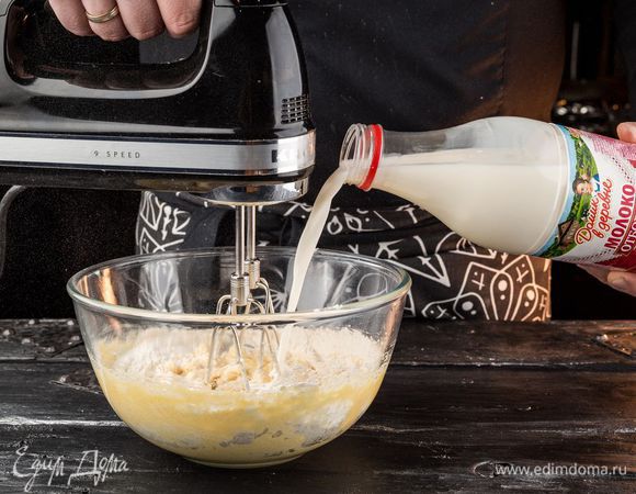 Духовку предварительно разогреть до 190°С. Приготовить тесто: соединить предварительно размягченное сливочное масло «Домик в деревне», яйцо, 1 ч. л. сахара, щепотку соли и взбить все миксером. Не прекращая взбивать, ввести половину муки затем тонкой струйкой влить немного молока «Домик в деревне». Как только масса станет однородной, ввести оставшуюся муку и молоко и еще немного взбить тесто.