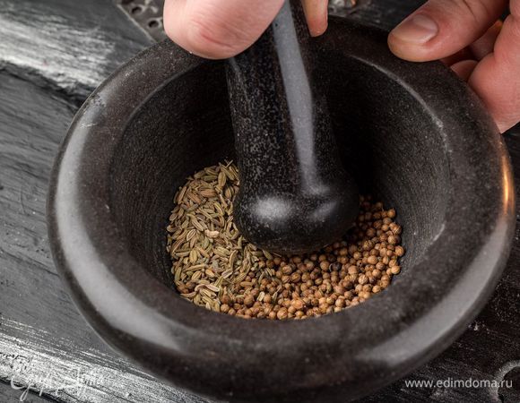 Фенхель и кориандр растереть в ступке, добавить к творогу.