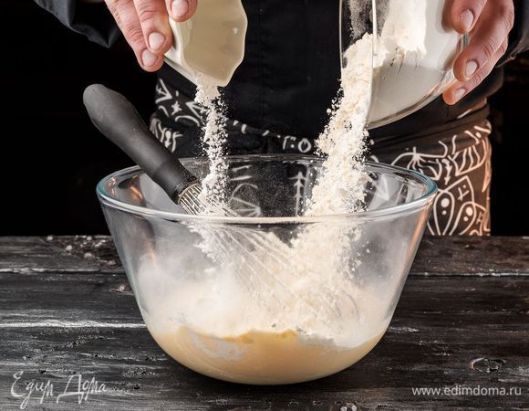 В молоко «Домик в деревне» добавить яйца, сахар, соль и все перемешать венчиком. Муку и соду высыпать в яично-молочную смесь и вымешать тесто так, чтобы не осталось комочков.