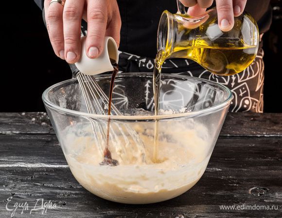 Влить в тесто 3 ст. ложки оливкового масла, ванильный экстракт и перемешать.