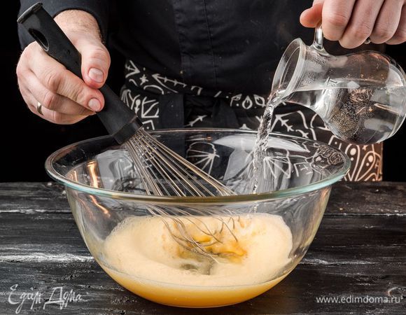 Яйца взбить с солью. Добавить воду, продолжая взбивать.