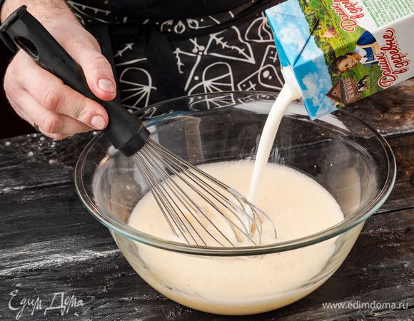 Добавить кефир «Домик в деревне», снова взбить массу.