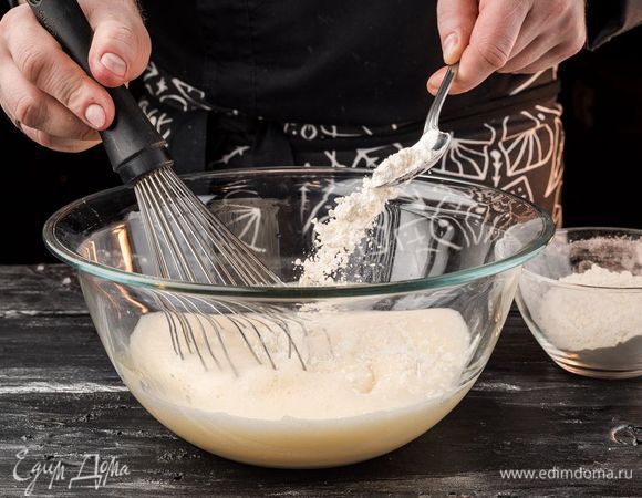 Муку соединить с содой и добавлять по ложке, постоянно взбивая. Затем добавить сахар и взбить до его полного растворения. Дать отдохнуть тесту 5 минут.