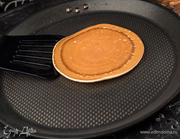 Добавить масло, перемешать и выпекать небольшие блинчики.