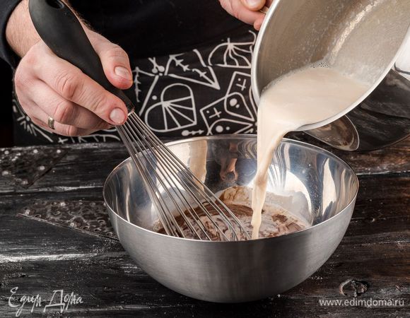 Шоколад поломать на куски и растопить на водяной бане. Нагреть отдельно топленое молоко «Домик в деревне» и добавить его в растопленный шоколад. Тщательно перемешать, чтобы шоколад полностью растворился в молоке.