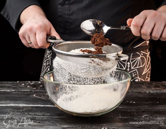 Просеять муку, добавить в нее какао-порошок, сахарную пудру и соль.