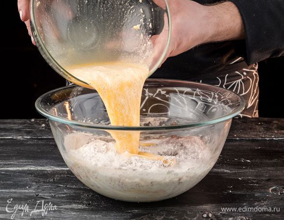 Взбить яйца в крутую глянцевую пену. Ввести взбитые яйца в мучную смесь.