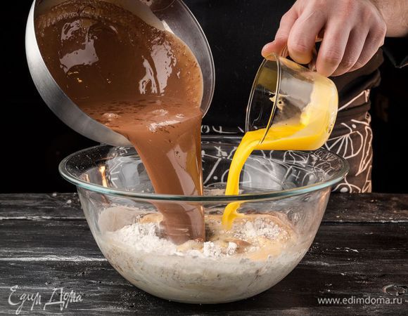 Добавить в тесто растопленное сливочное масло «Домик в деревне» и шоколад. Тщательно перемещать и оставить на 2 — 3 ч.