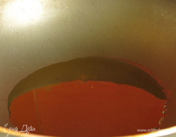 Нагреваем растительное масло.