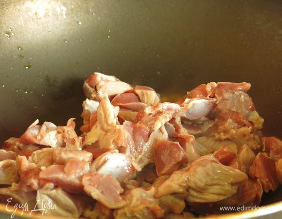 Кладем желудки.