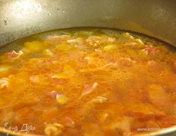 Наливаем воду так, чтобы покрыть продукты, тушим, пока вода не выпарится, около 30 минут.