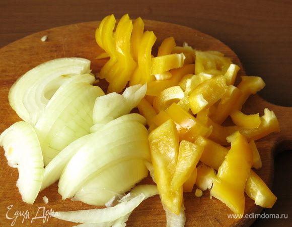 Нарезаем лук и перец.