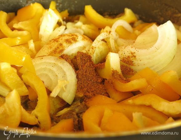 Насыпаем карри нежный, можно уменьшить количество приправы, если вы не любите очень острые блюда. Тушим 10 минут.