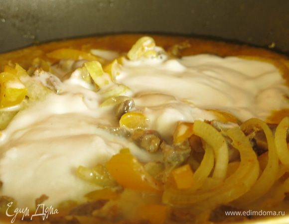 Наливаем молоко. Тушим еще 10 — 15 минут.