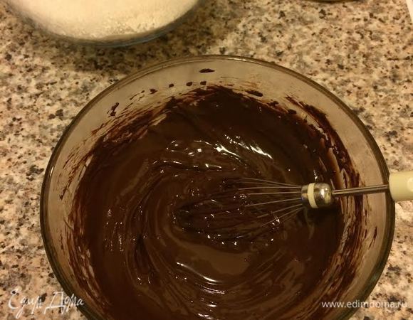 Духовку нагреть до 205°С. Приготовить растворимый кофе. Какао просеять в миску, добавить горячий кофе и хорошо перемешать венчиком.