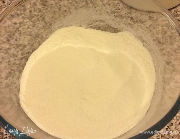 В миску просеять муку, добавить соль, ванильный сахар, разрыхлитель, сахар и все хорошо перемешать.