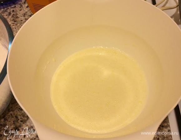 Отдельно взбить молоко, масло и яйцо.
