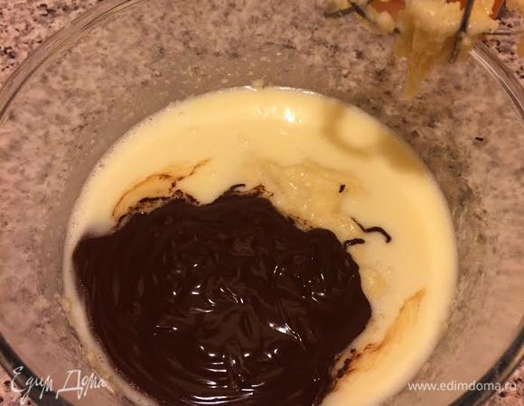 Затем добавить остальную молочную смесь, какао и еще раз хорошо взбить миксером.