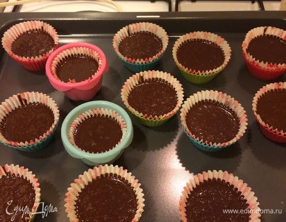 Аккуратно перелить тесто в формочки.