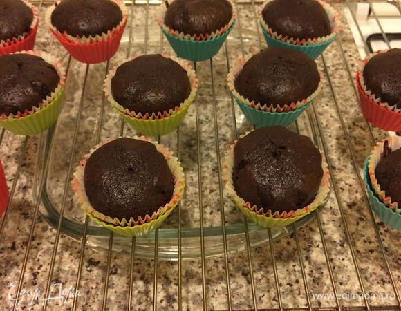 Выпекать 5 минут при температуре 205°С, затем уменьшить до 160°С и выпекать еще 12 — 15 минут до сухой спички.