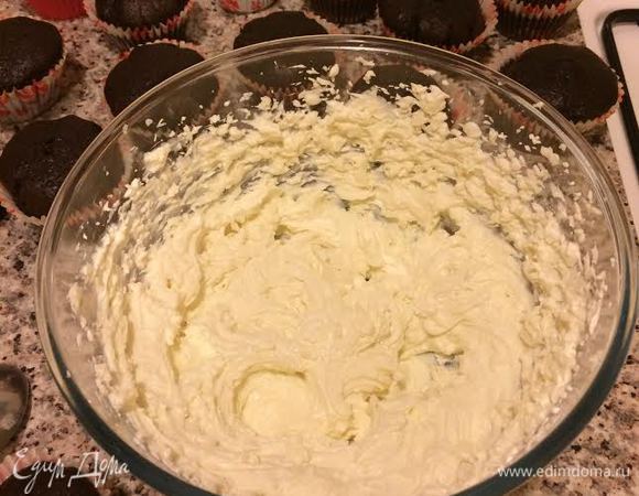 Крем: у меня творог очень сухой, а сметана очень густая поэтому у меня крем получается густой, если у вас жидкая сметана или творог мокрый, то крем у вас получится жидкий и не будет держать форму! Творог размять погружным блендером, затем добавить ванильный сахар, сметану, сахарную пудру и все хорошо взбить миксером.
