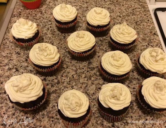 Маффины украсить готовым кремом.