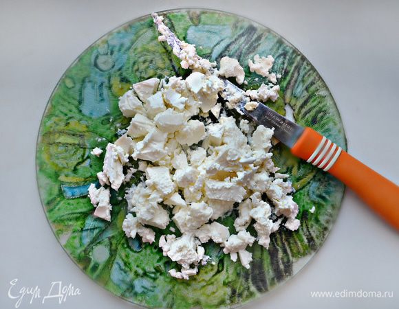 Брынзу (у меня рассольная) порежьте кубиками либо произвольно покрошите. Смешайте в миске все ингредиенты для начинки, приправьте молотым перцем и прованскими травами.