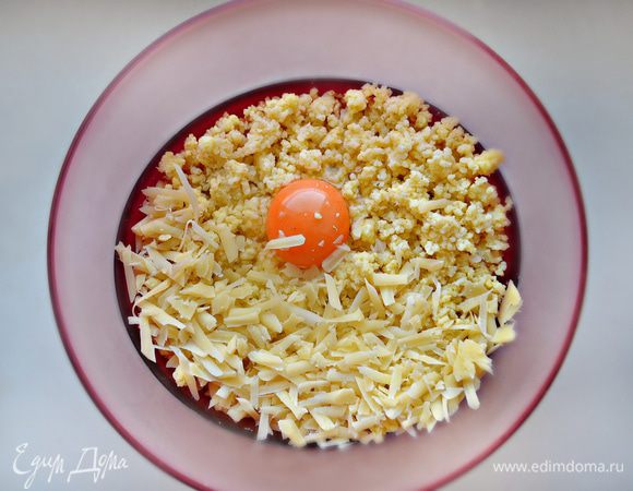 В готовую остывшую кашу добавьте яйцо, крупно натертый сыр (у меня пармезан, но вы можете использовать другой любимый вами твердый сыр) и перемешайте.